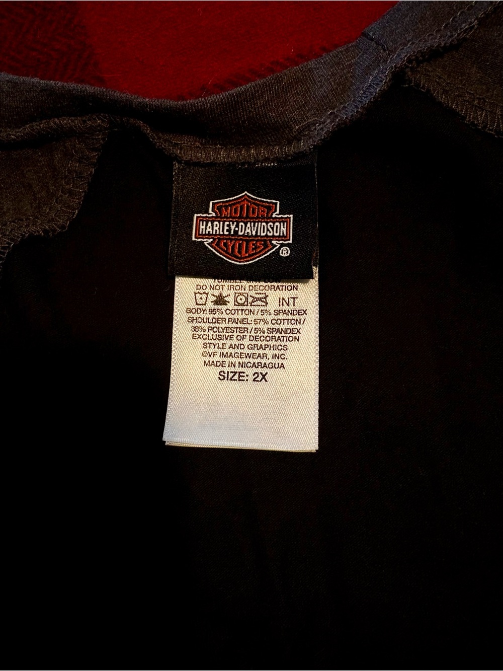 Harley-Davidson Black Tee with Red Logo Accent - Picture 2 of 3
